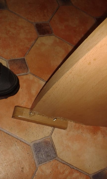 Kaputter Tischfuss Ferienhaus Lahnblick