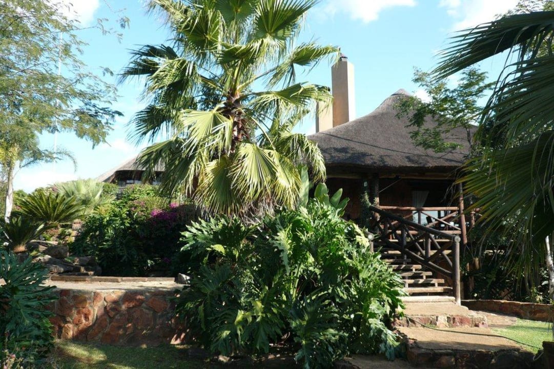 Gartenanlage mit Haupthaus Glen Afric Country Lodge