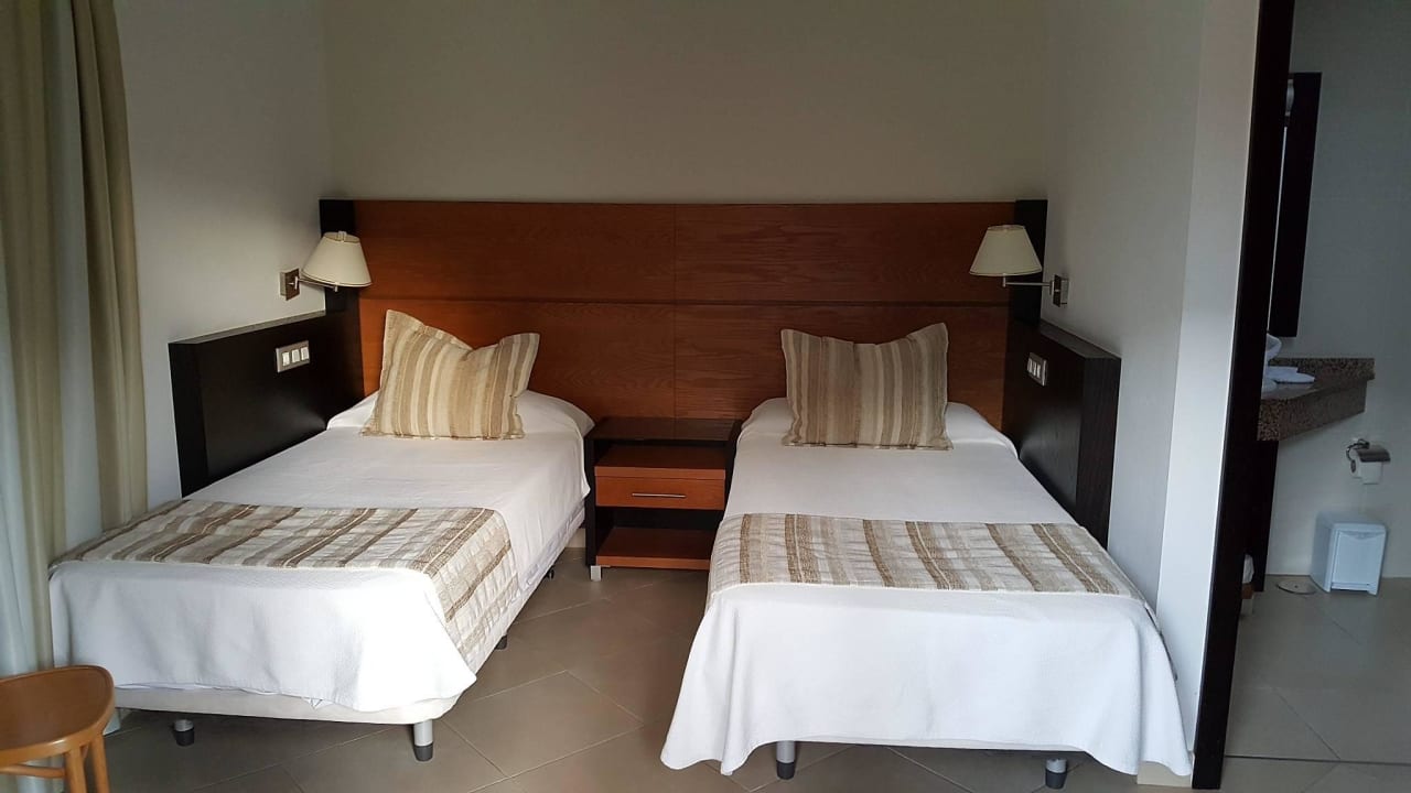 Bett kann man zusammen schieben HL Miraflor Suites Hotel