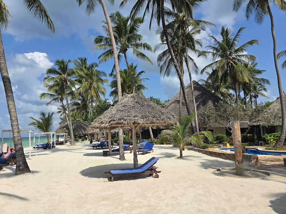 Strand Bluebay Beach Resort & Spa