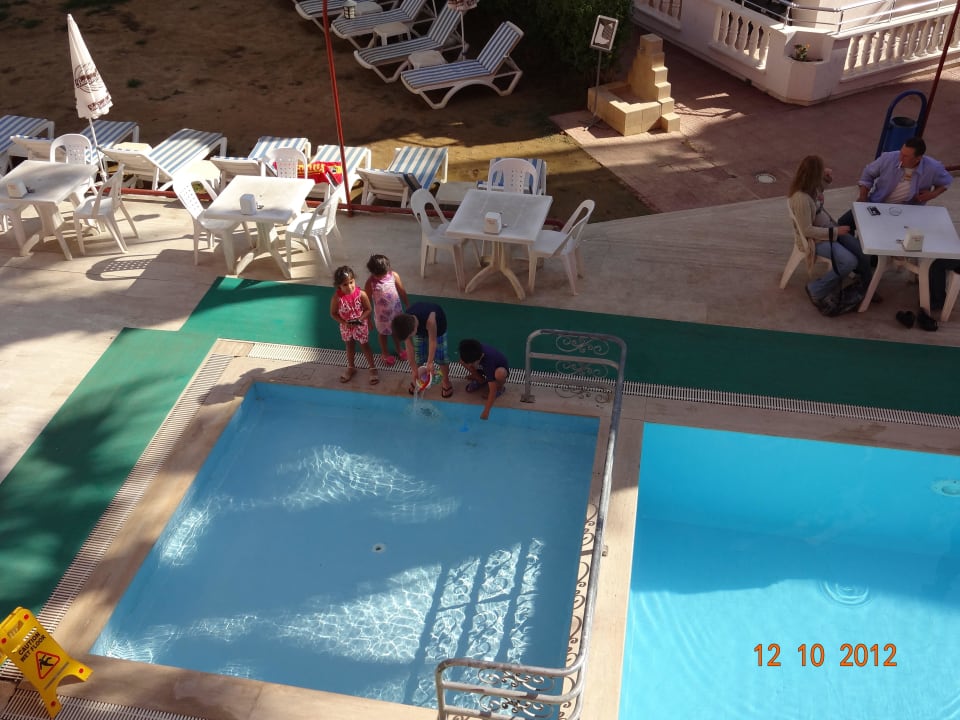 Poolblick aus dem 1.Stock Acar Hotel