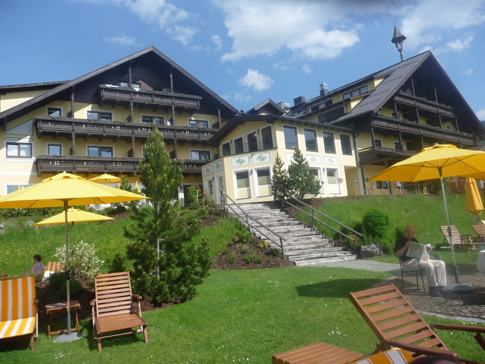 Blick auf Hotel und Liegewiese Die Seitenalm