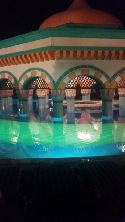 Poolbar Kamelya Aishen Club