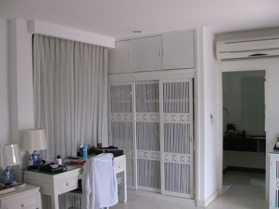 Schreibtisch und Kleiderschrank Laksasubha Hua Hin