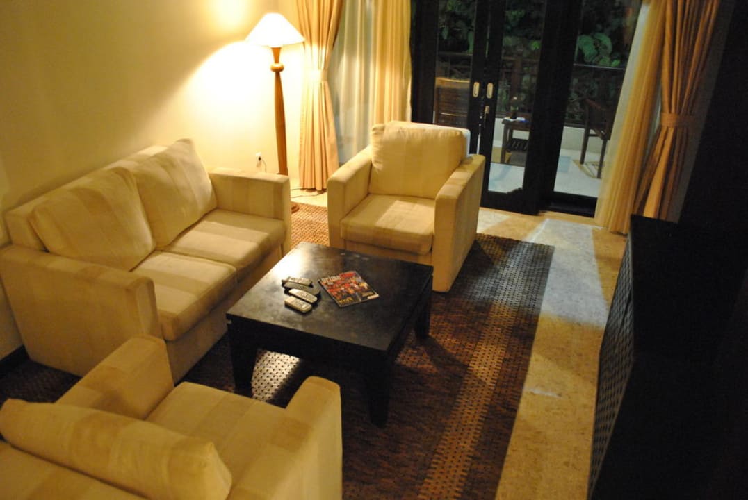 Sitzecke in der Suite mit Blick auf den Balkon Sadara Resort