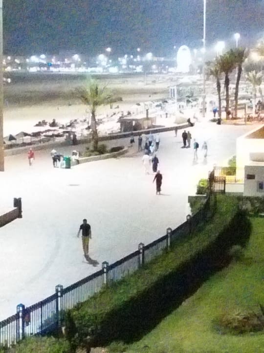 Auch am Abend sehr belebt Les Dunes d'Or