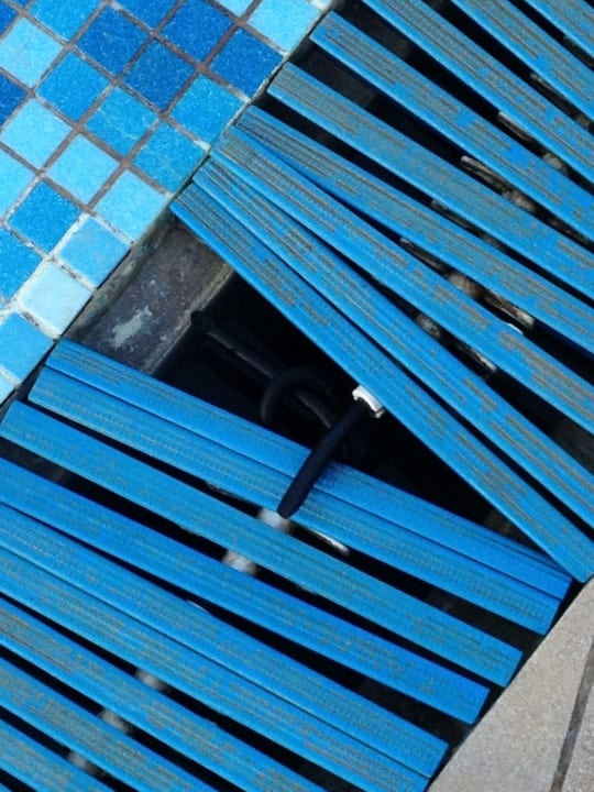 Alter, brüchiger & versüffter Pool  Karafuu Beach Resort & Spa