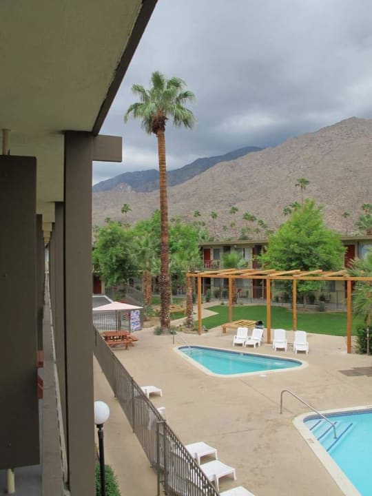 Blick vom Balkon auf den Jacuzzi The Curve Palm Springs Hotel