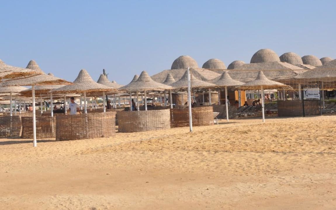 Parasole przy plaży Aladdin Beach Resort