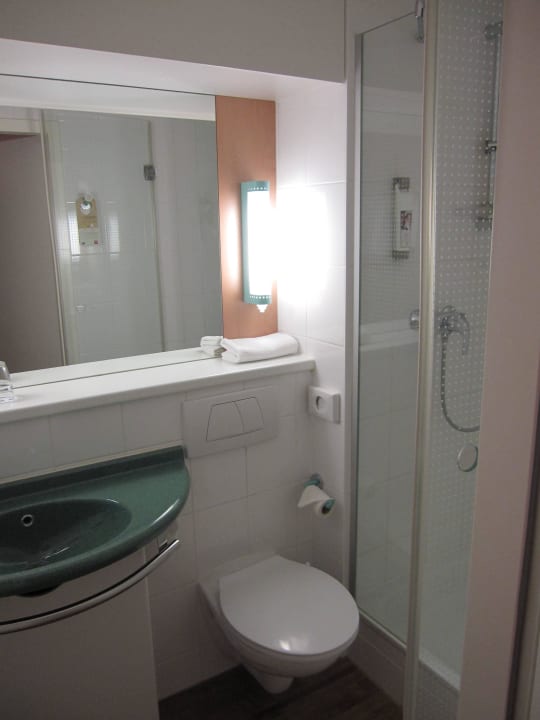 Badezimmer etwas beengt, aber alles da Select Hotel Wiesbaden City