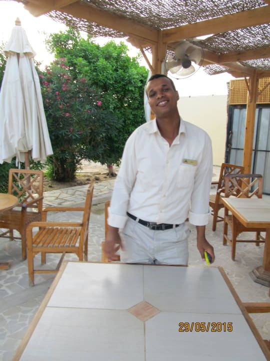 Sehr freundliche Strandbedienung Amr The Cascades Golf Resort, Spa & Thalasso