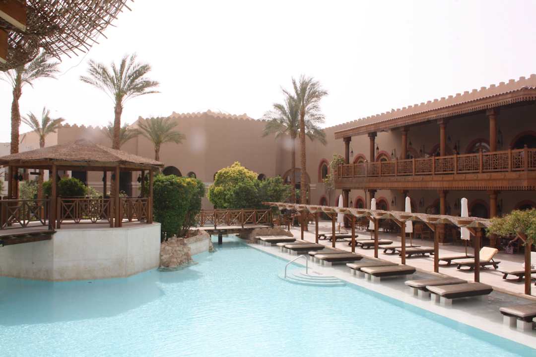 Blick aufs Hauptgebäude, rechts Hauptrestaurants Ghazala Gardens