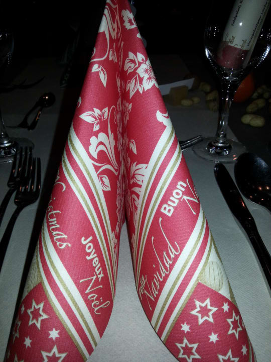 Schön gedeckter Weihnachtstisch IFA Alpenrose Hotel Kleinwalsertal