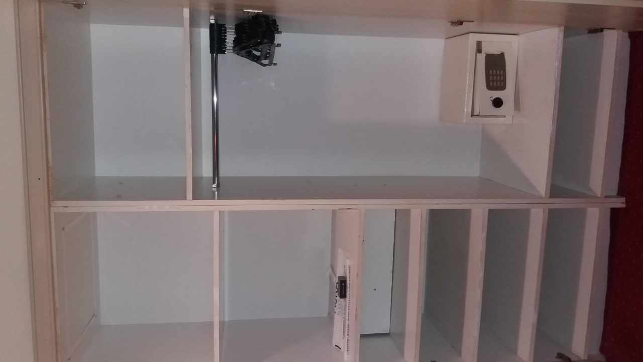Schrank Zi. 304 Aska Hotel Just in Beach