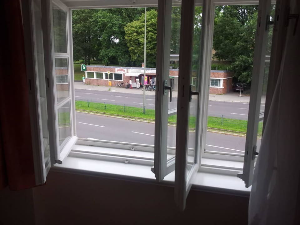 Blick auf Straße mit Bushaltestelle Hotel Bonverde