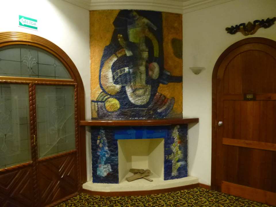 Kamin im Hotelflur Hotel Crespo