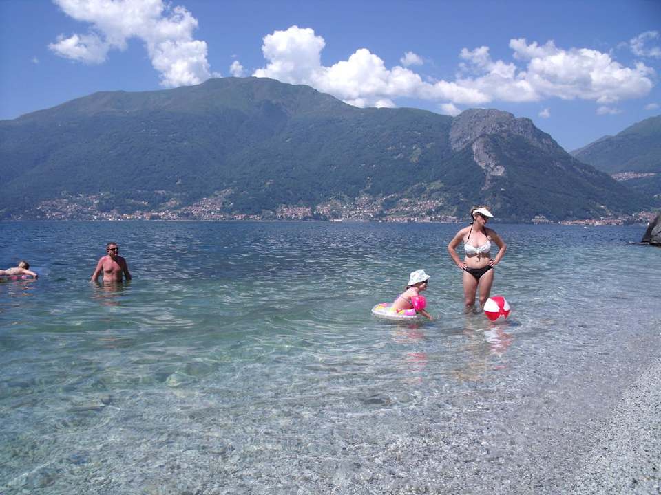 Hotelowa plaża - kamienie i woda jak kryształ Hotel Residence Oasi dei Celti