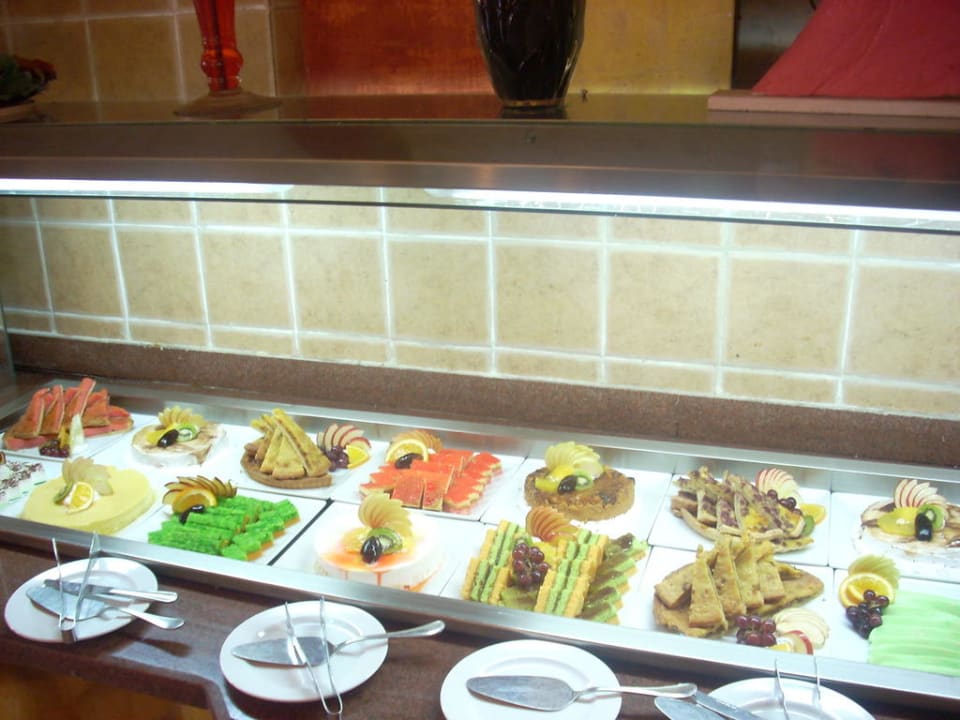 Teil des Kuchenbüffets Pickalbatros Alf Leila Wa Leila Resort - Neverland Hurghada