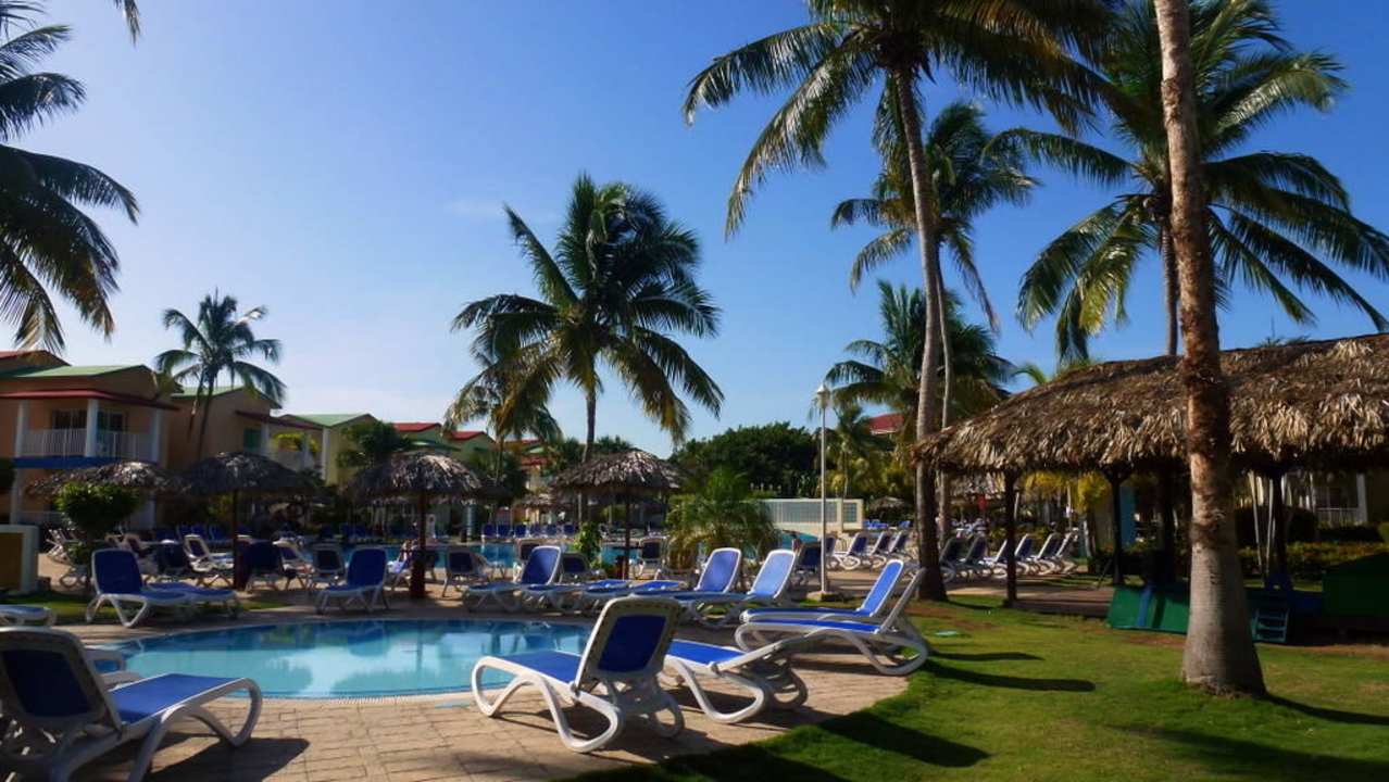 Hauptpool inmitten der Bungalows Iberostar Origin Taínos