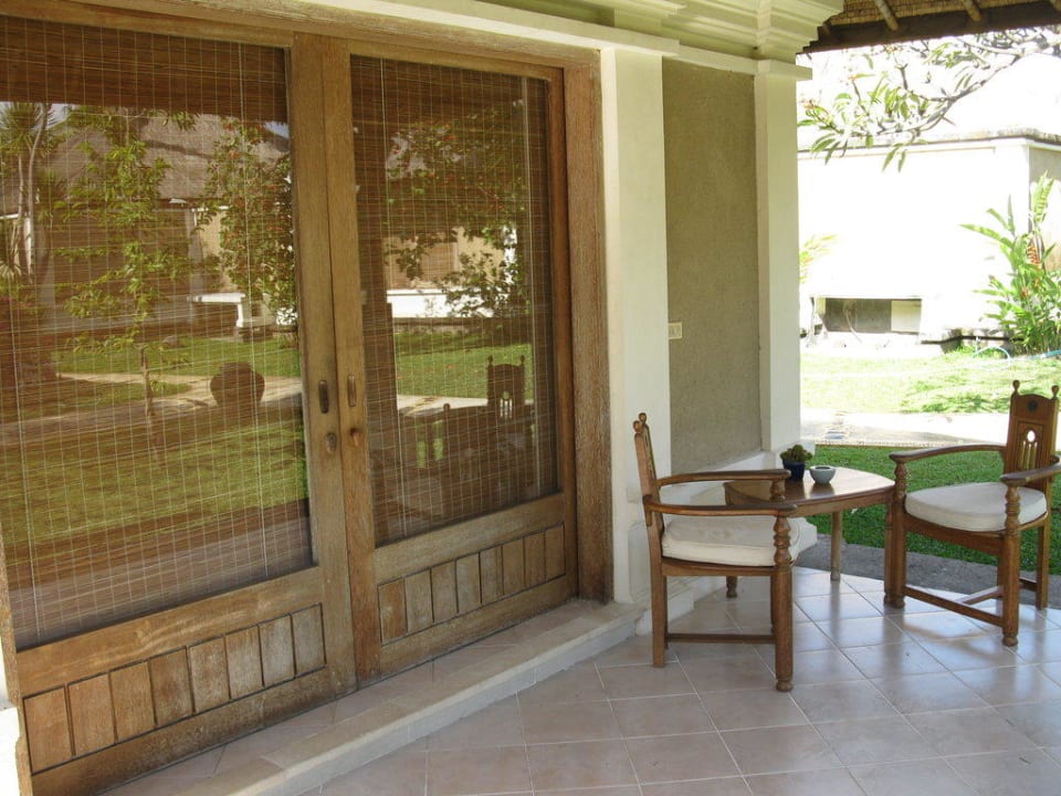 Kleine Terrasse vorm Bungalow Puri Bagus Lovina