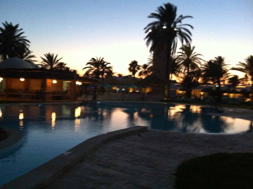 Pool am Abend Monarque Club Rivage