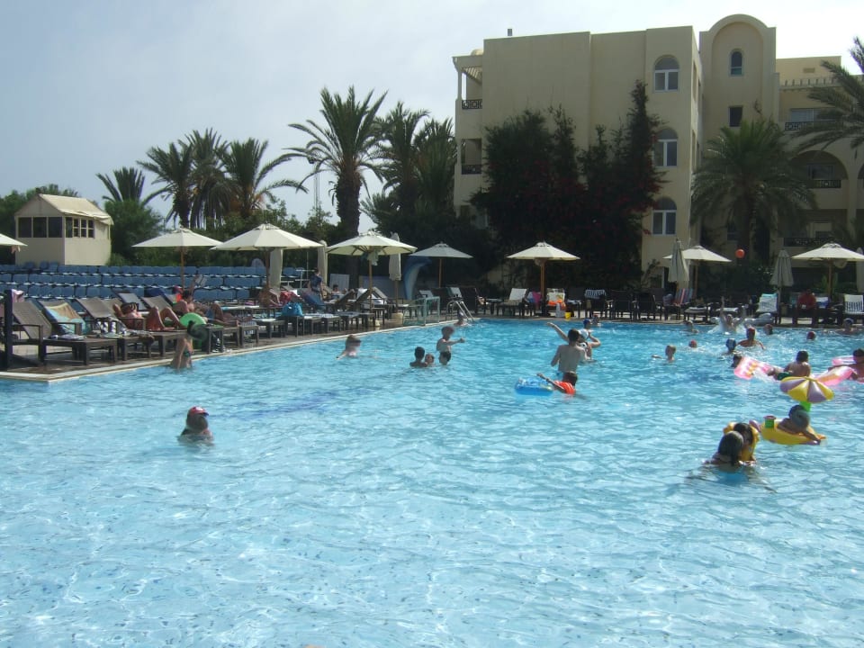Pool und Teil vom Hauptgebäude, links die Bühne Hotel Paradis Palace