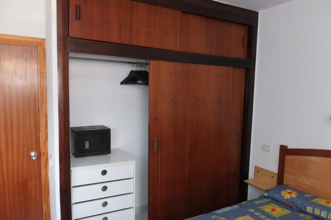 Schlafraum Kleiderschrank mit Tresor Hotel Europalace