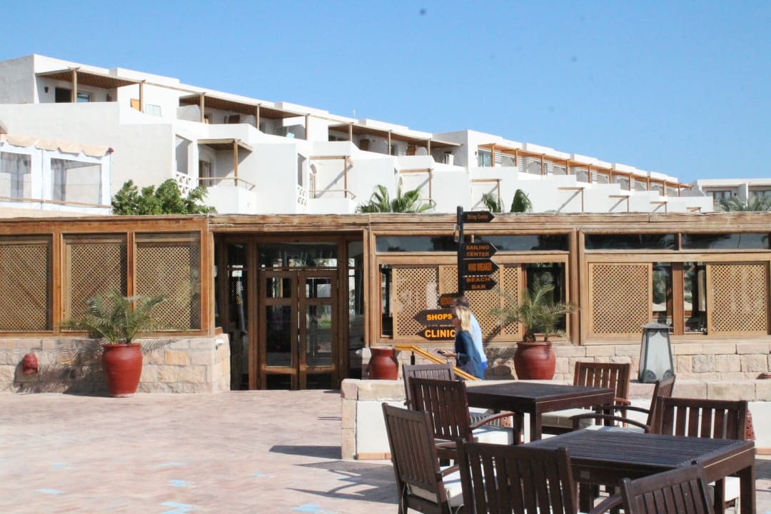 Blick auf einen Teil des Restaurants von der Terasse Fort Arabesque Resort, Spa & Villas