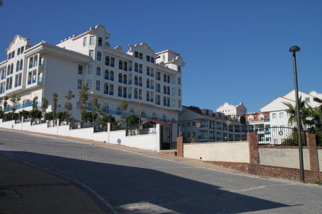 Das Hotel, von der Straße gesehen. Hotel Sultan of Side