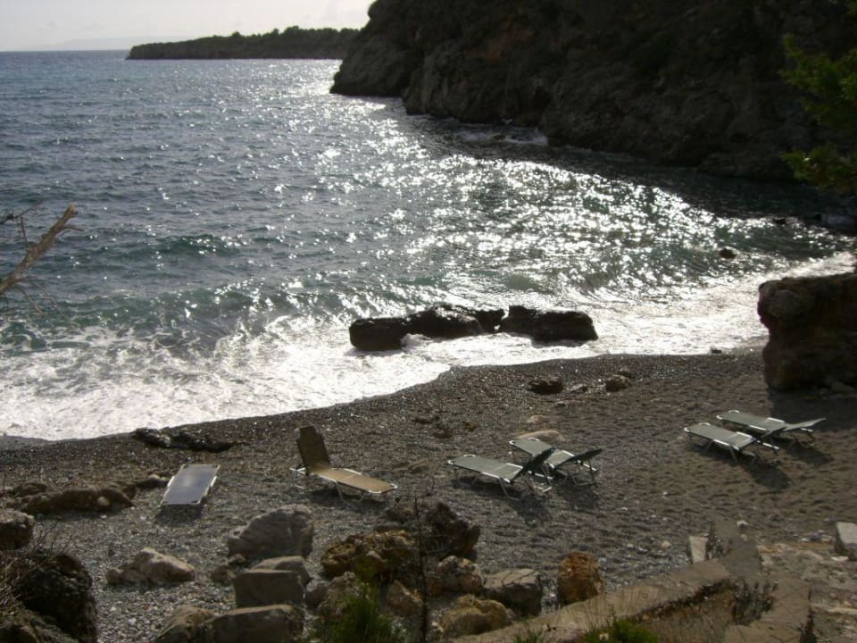 Der kleine Kiesstrand Hotel Kalamitsi