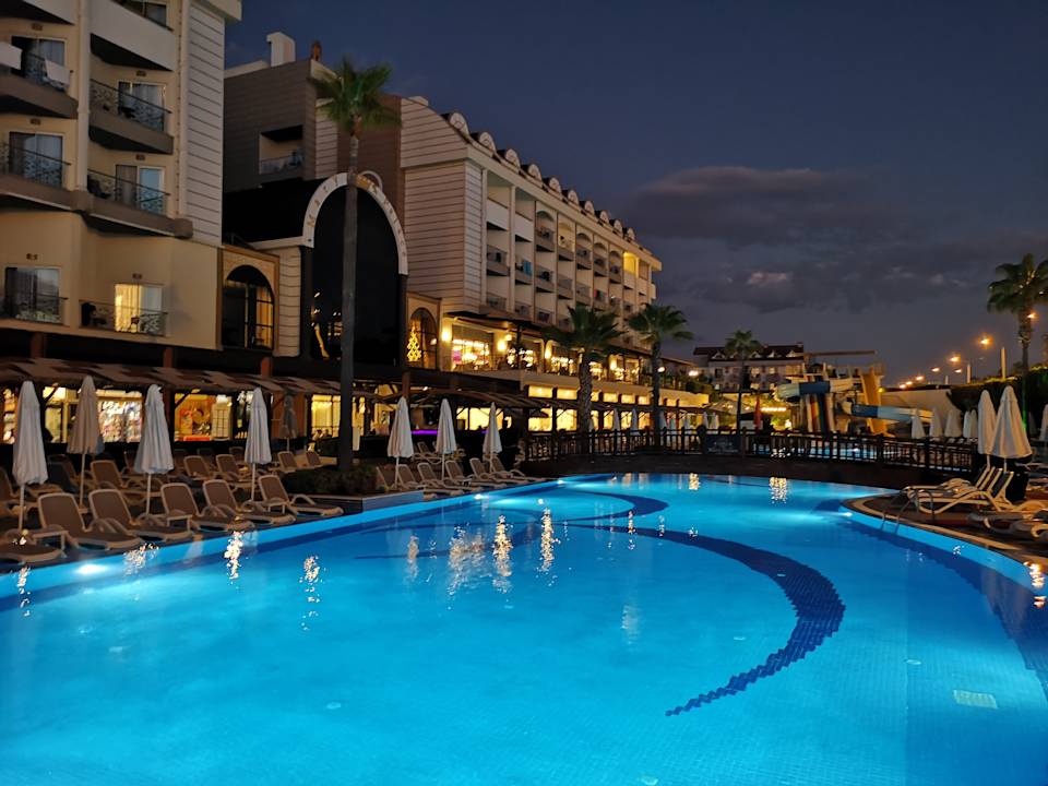 Pool Mary Hotel Side