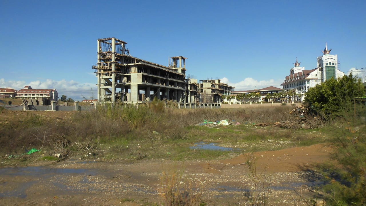 Da wird noch kräftig gebaut Well Palace Side