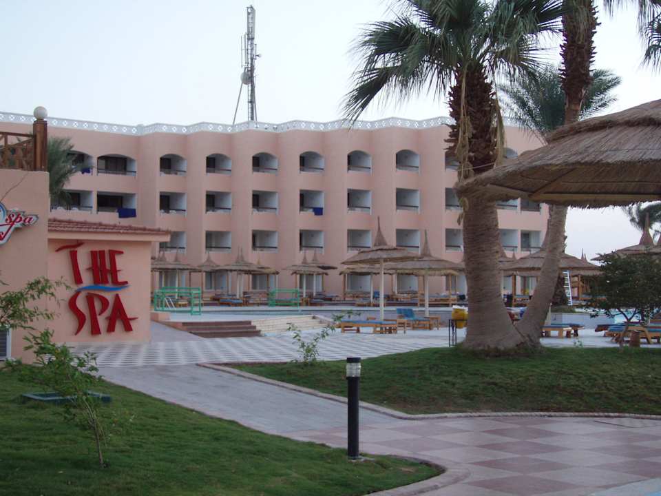 Blick vom Nebenplatz Beach Albatros Resort