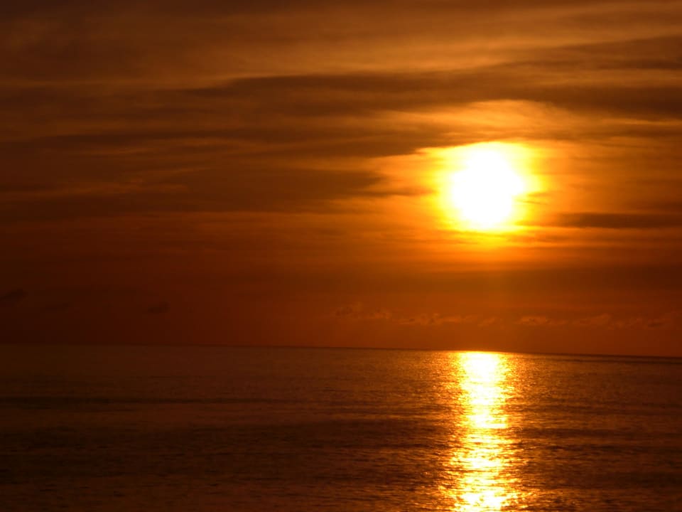 Sonnenuntergang direkt am Hotelstrand Couples Swept Away - Adults only