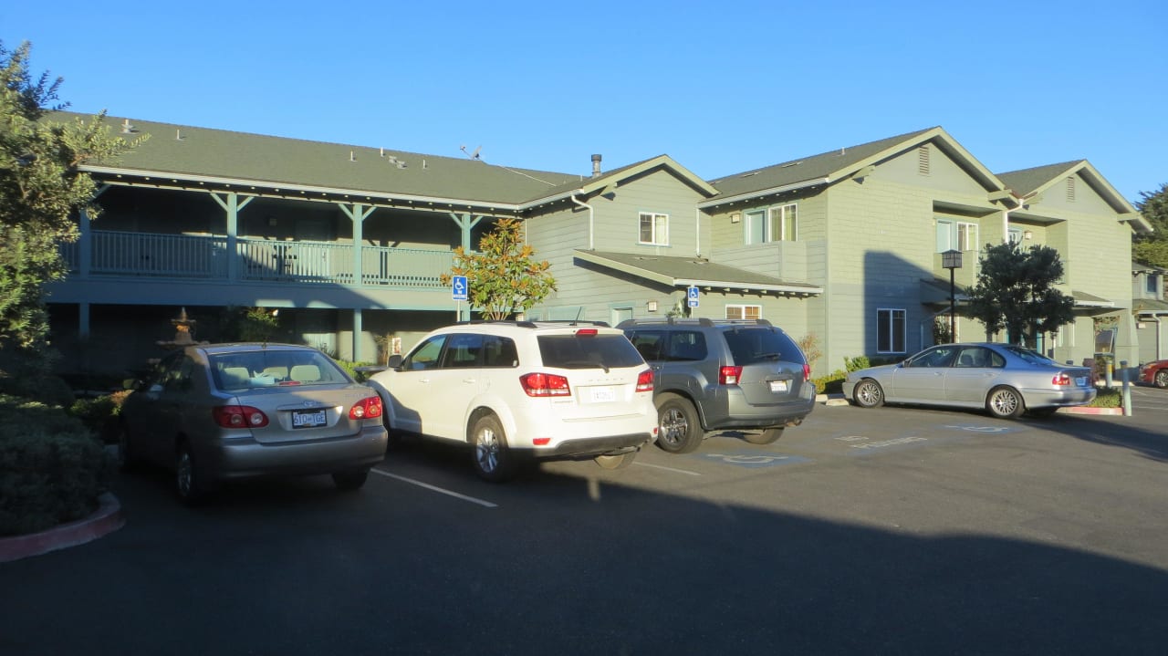 Parkplatz - man kann nicht direkt vor die Tür fahr Hotel Morro Shores Inn & Suites