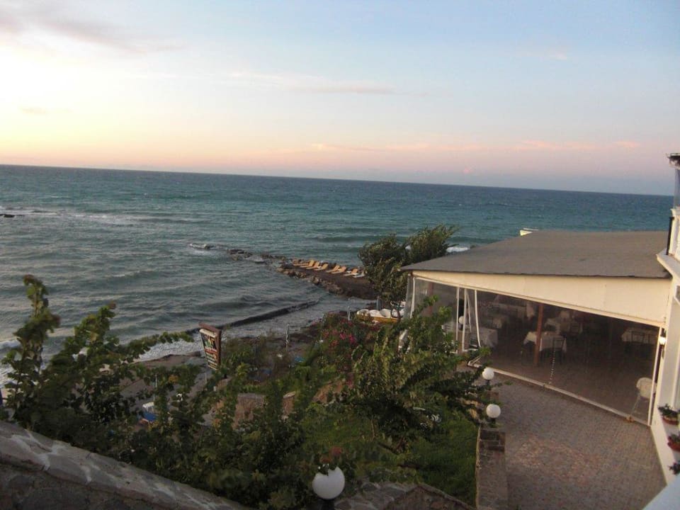 Von der Treppe zum Strand aus fotographiert Alexandra Beach Resort & Spa