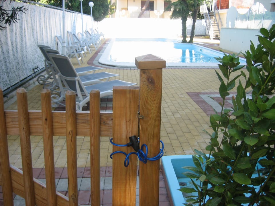 Pool Ausblick mit abgesperrter Tür Hotel San Carlo Vacanze