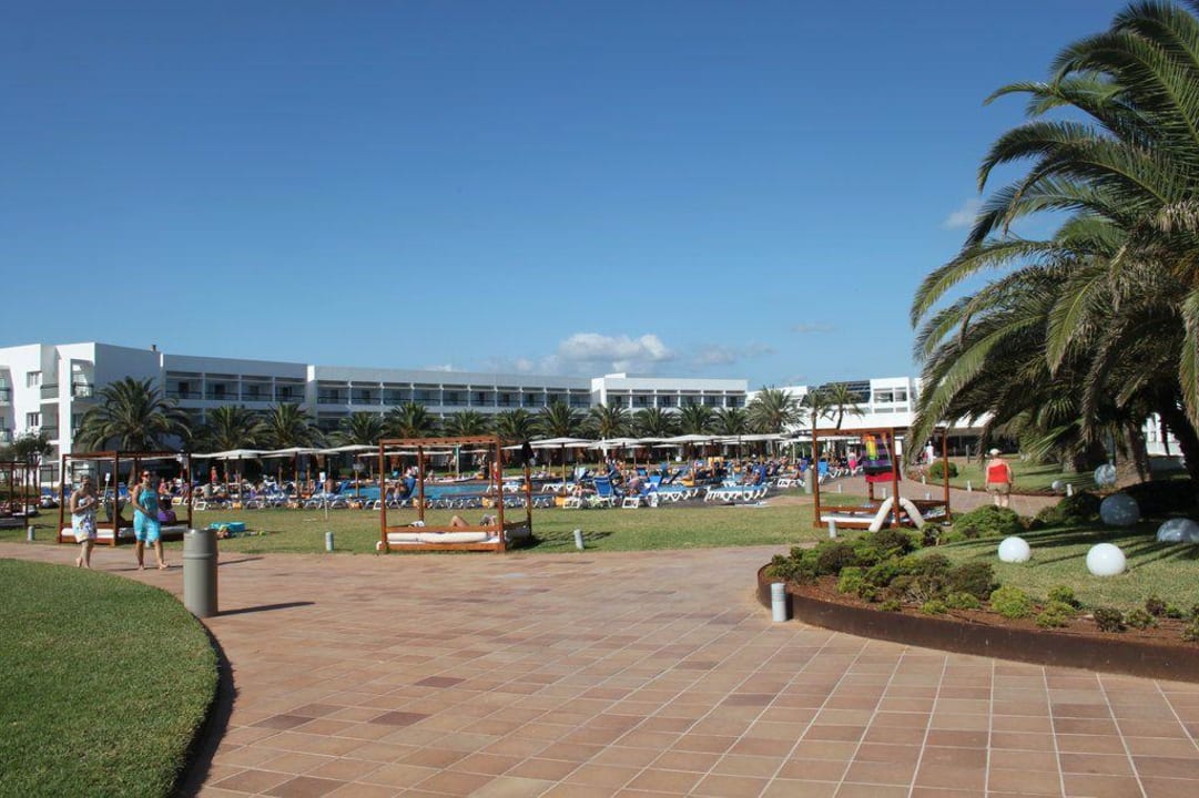 Teil des Hotels mit Poolanlage Grand Palladium Select Palace Ibiza
