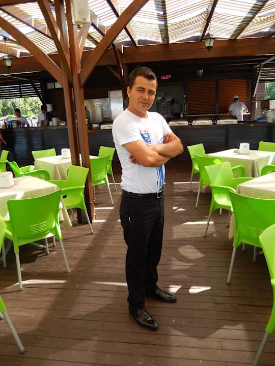 Kellner Hamdi an der Strandbar Adalya Resort & Spa - Adults Only