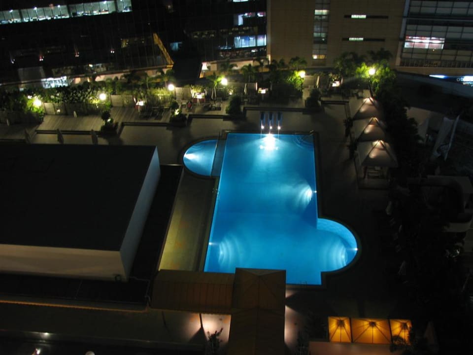 Pool bei Nacht vom Balkon Parkroyal Collection Marina Bay