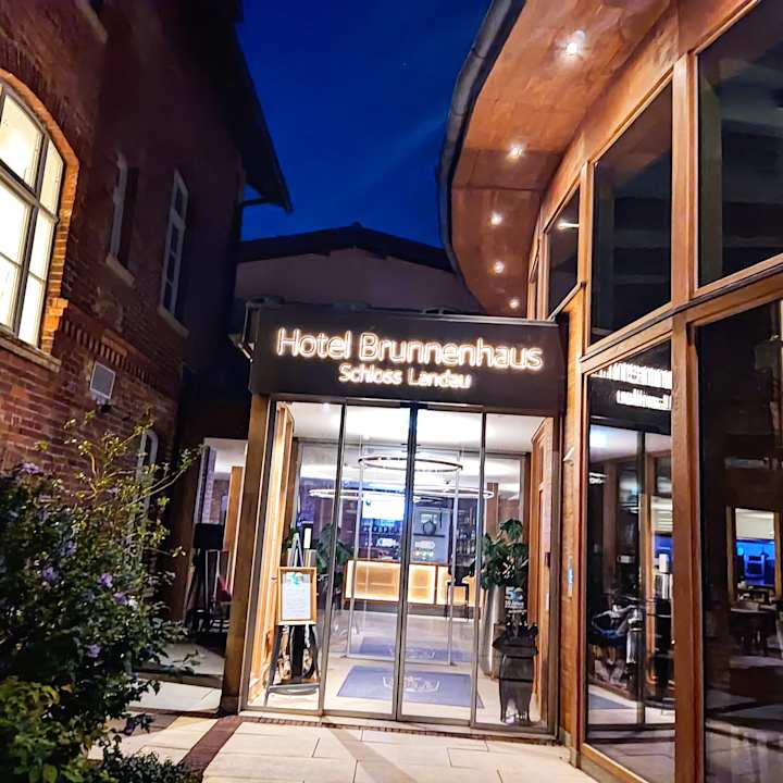 Außenansicht Hotel Brunnenhaus Schloss Landau