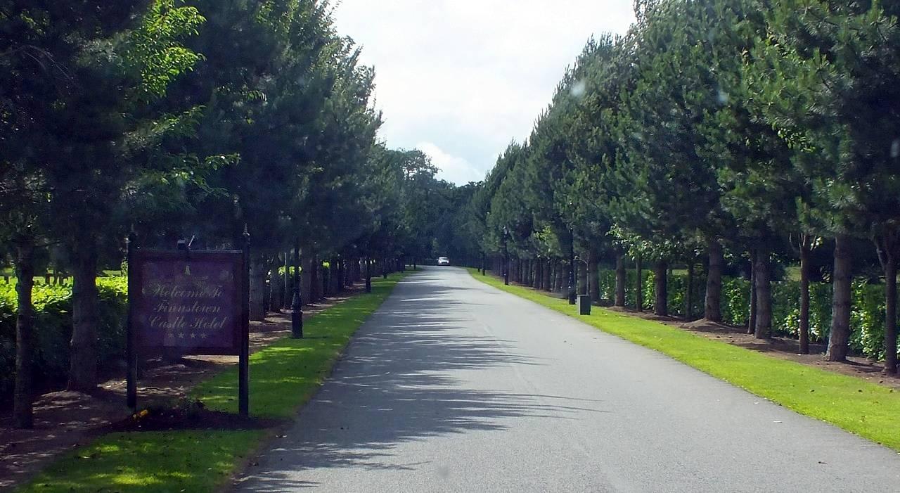 Die lange Park-Zufahrt Finnstown Castle Hotel