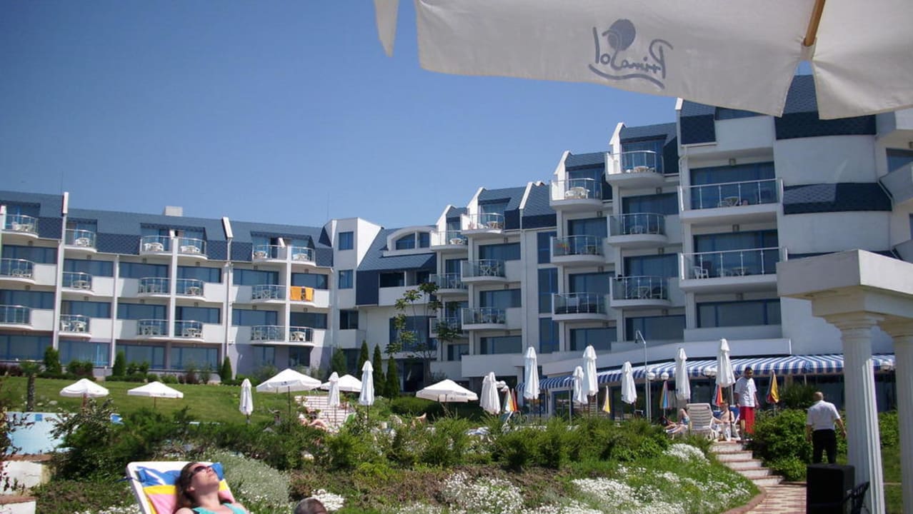 Blick von den Poolliegen zum Hotel Hotel Sineva Beach