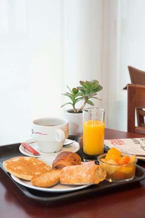 Buffet petit déjeuner Brit Hotel Les Alizes