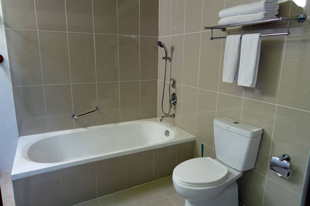 Badewanne und Toilette NH Collection Maldives Reethi Resort