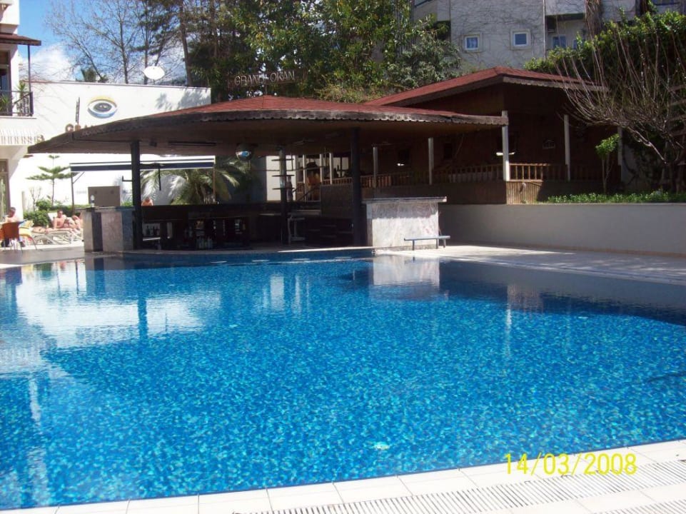 Pool mit Poolbar Hotel Grand Okan