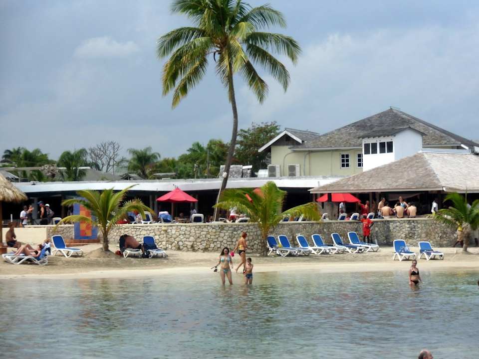 Blick vom Strand auf Pool und Restaurant Grand Muthu Club Caribbean Runaway Bay