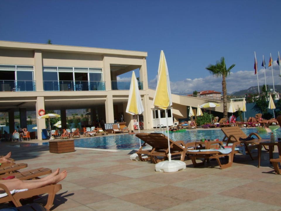 Poolanlage mit Poolbar Solivia Hotel