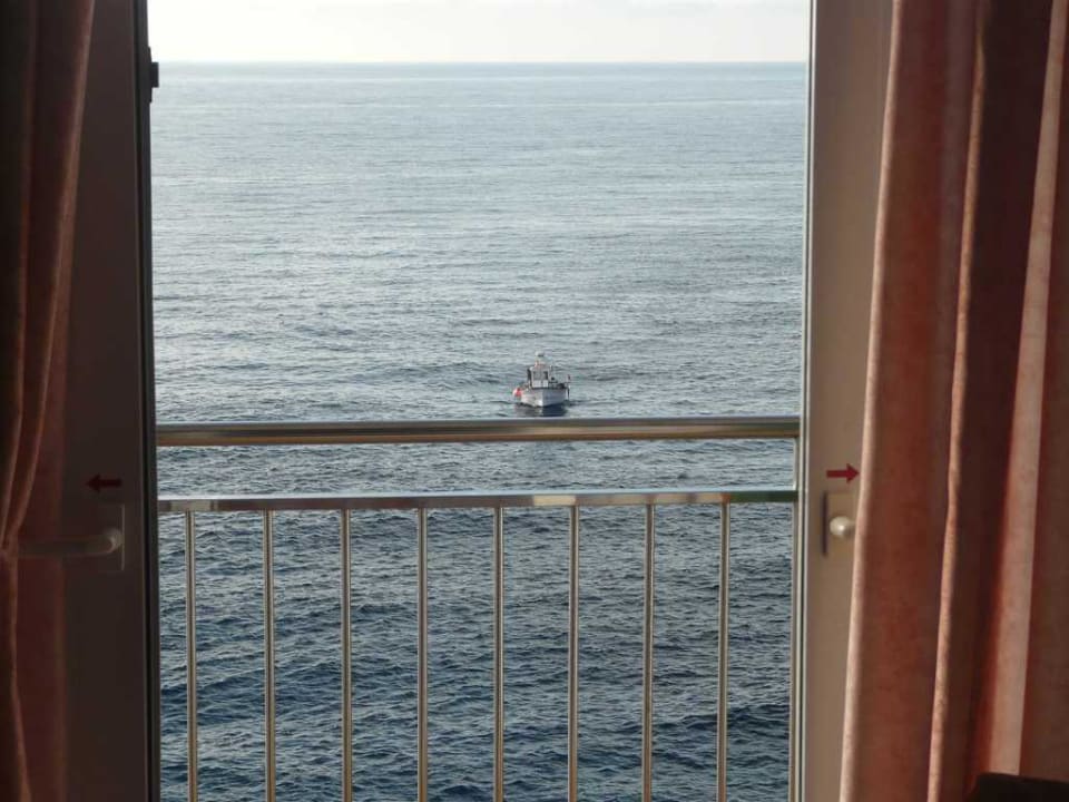 Blick durch die offene Balkontür Villa Sirena