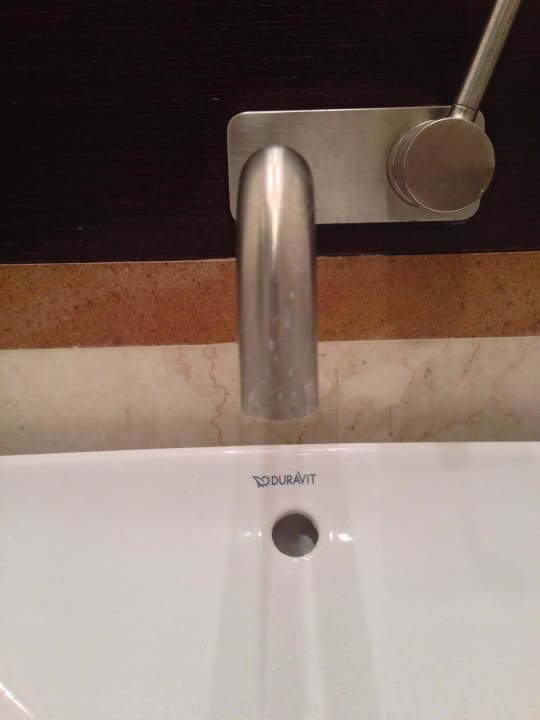 Zahnpasta am Wasserhahn Pisa Tower Plaza